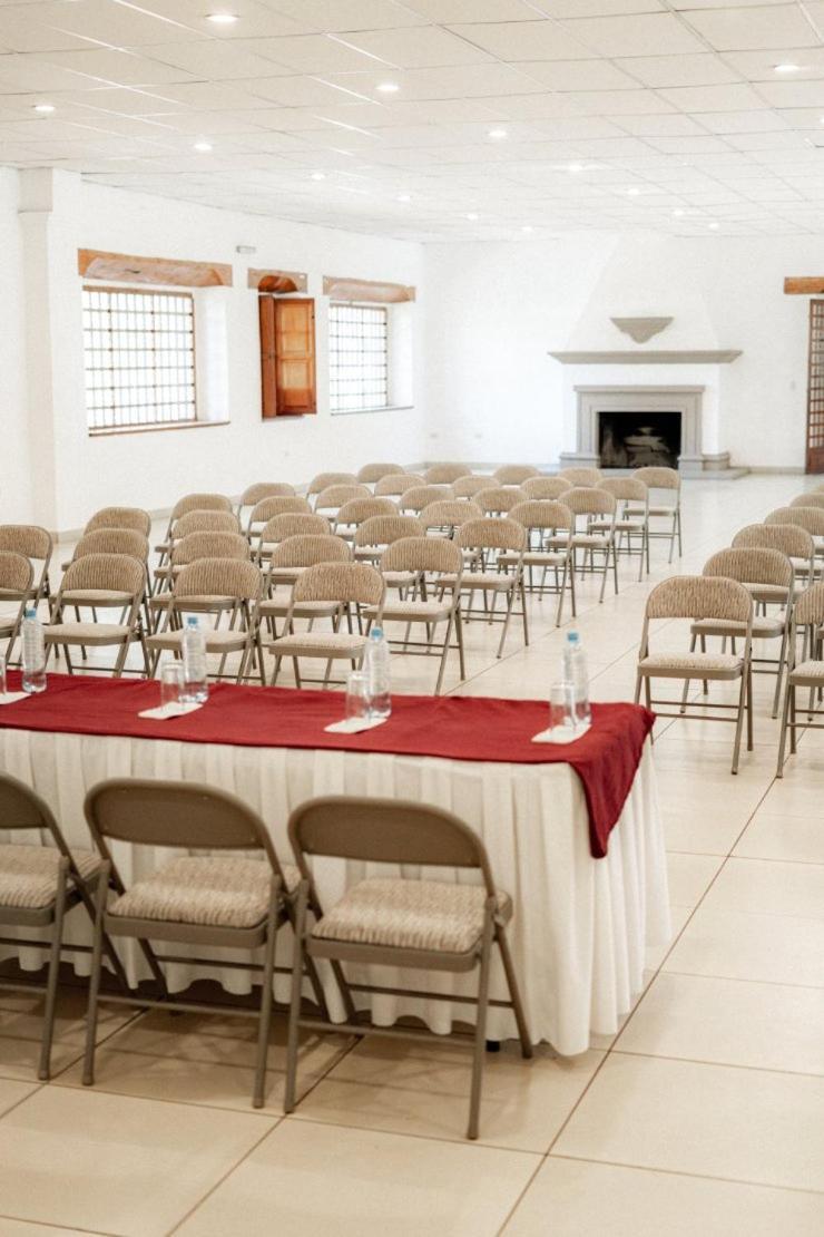 Best Western Plus Posada de Don Vasco Pátzcuaro Exterior foto The interior of the conference hall